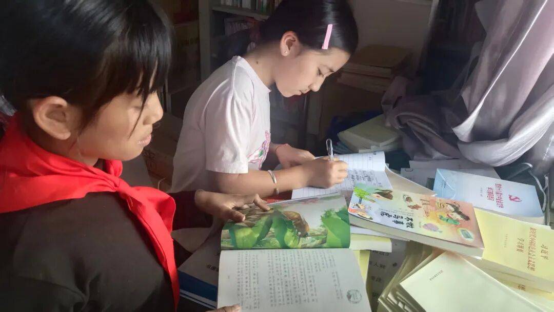 长寿金平 团结奋进 书香飘满农家院 民族团结一家亲